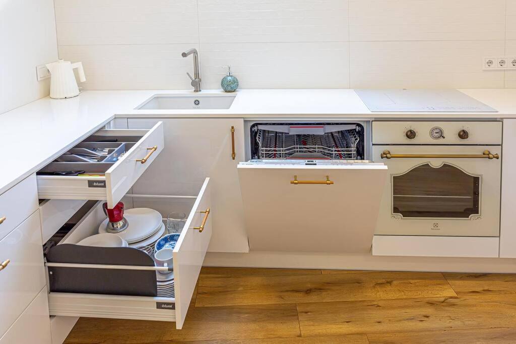 Sky Apartment With Free Parking And Balcony & Ac Kaunas Ngoại thất bức ảnh